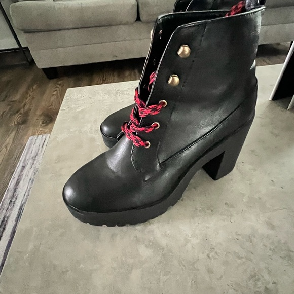 Black platform boots with red shoe strings - Picture 3 of 3